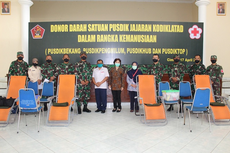 Persit Kodiklatad Sumbang APD & Masker