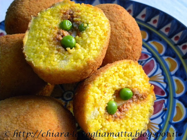 arancini di cous cous con ragù, piselli e scamorza