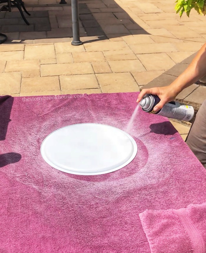 Spraying pizza pan with paint