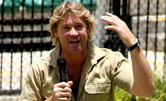CROCODILE HUNTER :  Mendiang Steve Irwin  akan diwakili oleh keluarga besarnya kembali ke program Acara Animal Planet tahun depan.  Photo courtesy omgcheckitout.com 