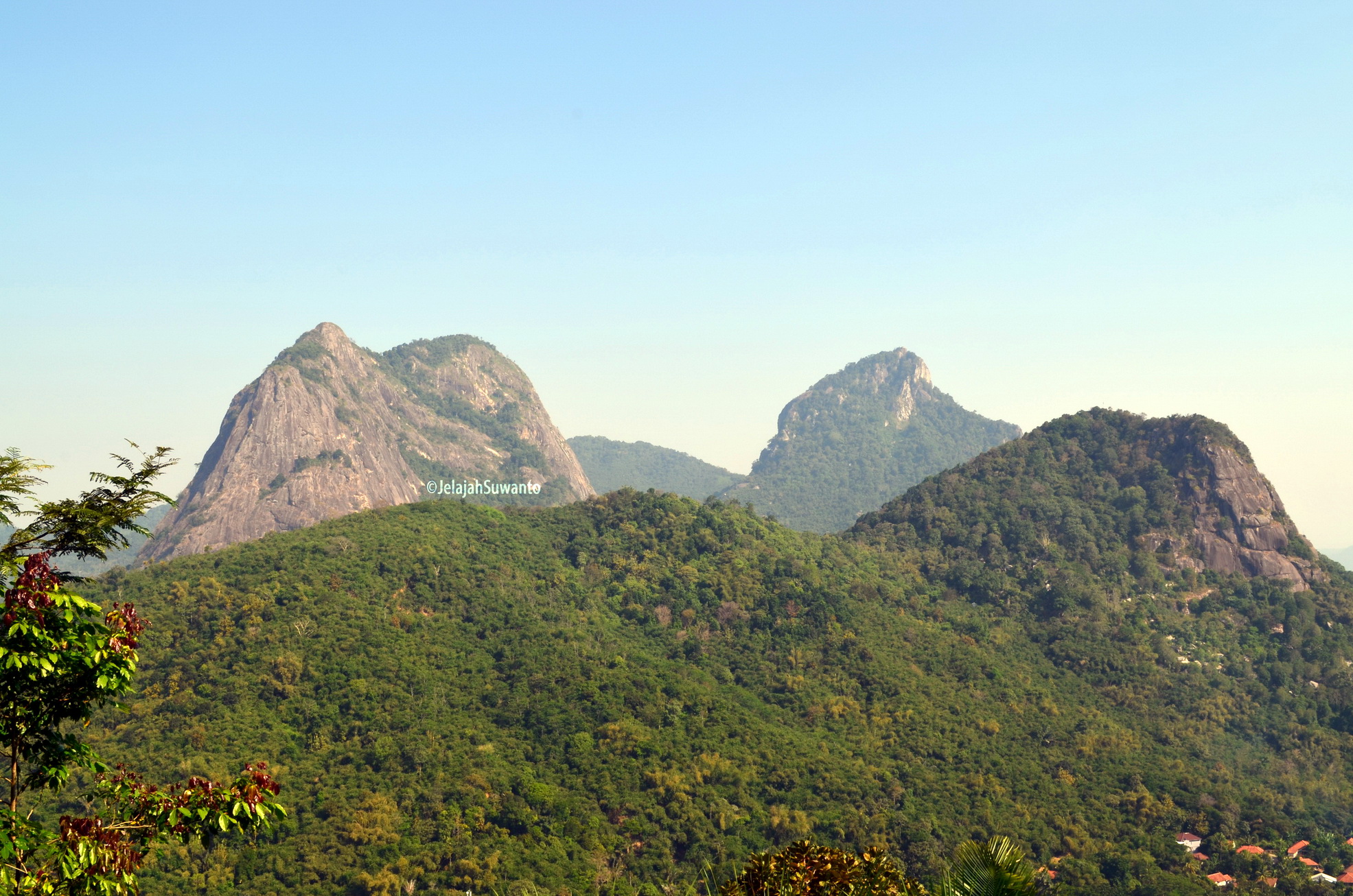 Gunung Parang terlihat setelah pos 1 lapang kapal Gunung Lembu