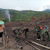 Wujudkan Swasembada Pangan di Perbatasan, Anggota Koramil 0910-04/Pujungan dan Anggota Pamtas Yonif Raider 200/BN Bantu Warga Tanam Padi.