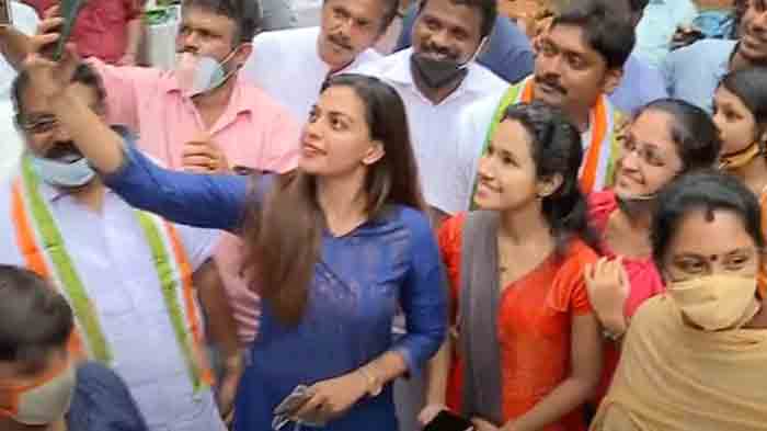 ‘I have full confidence that he will definitely do what he can’; Actress Anusree campaigns for Congress candidate, Pathanamthitta, News, Politics, Congress, UDF, Video, Actress, Cinema, Kerala, Election.