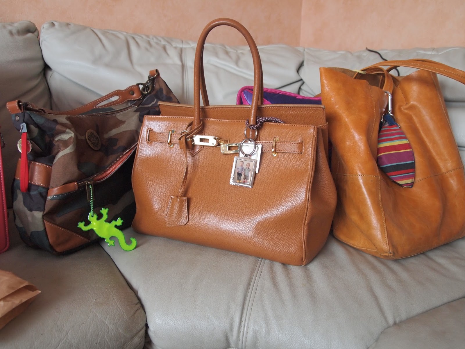 Working Women's "It" Bags Get Heavier Average is 3.9kg, 1.4kg HEAVIER