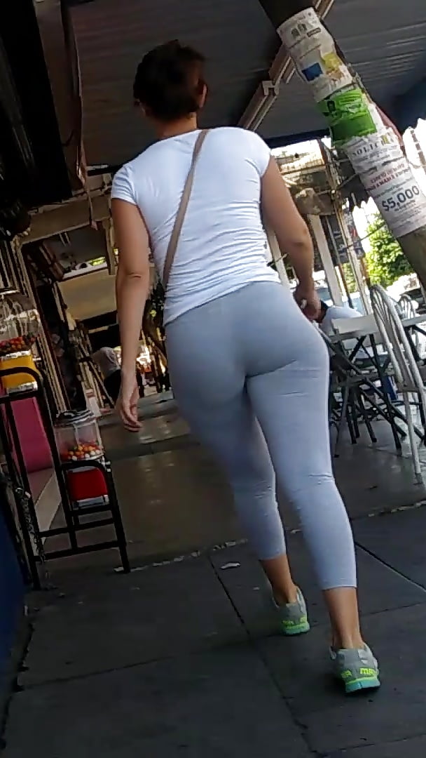 Chava culona en pants caminando en la calle 