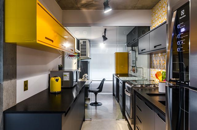 apartamento pequeno 70 m² jovem com cimento queimado, concreto aparente e muitas cores. Blog Achados de Decoração apartamento pequeno 70 m² jovem com cimento queimado, concreto aparente e muitas cores. Blog Achados de Decoração