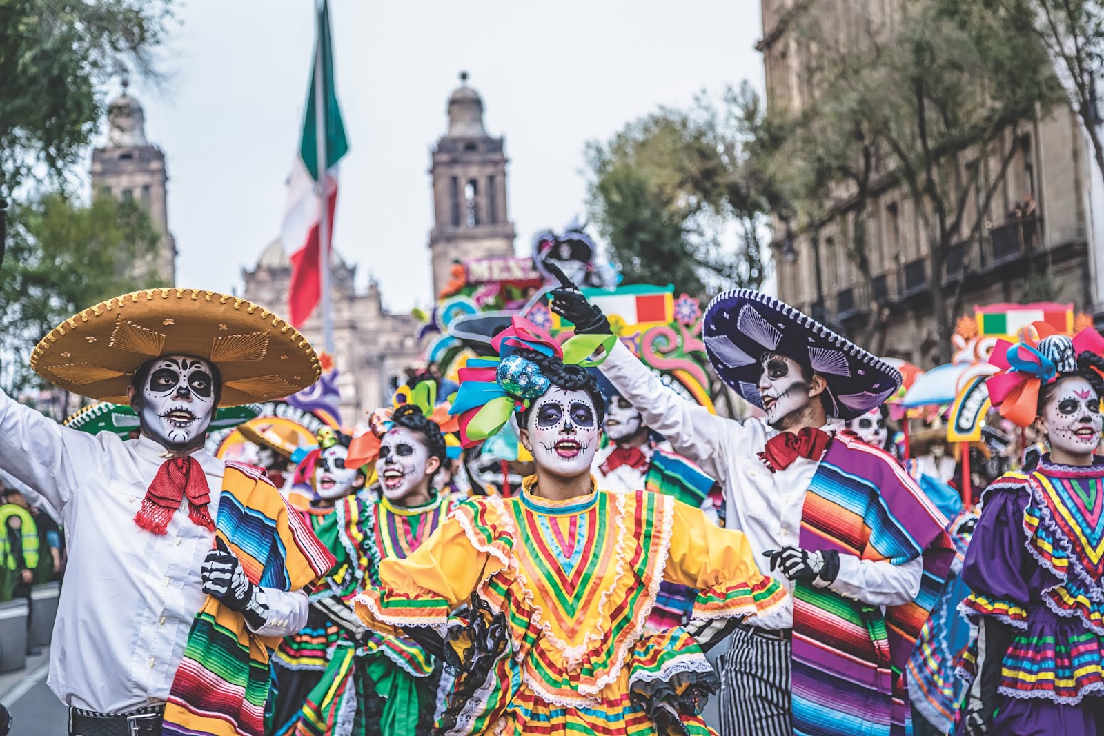 墨西哥亡灵节：用欢乐来纪念悲伤，骷髅也会歌唱|游行|亡灵|阿瓜斯卡连特斯_新浪新闻