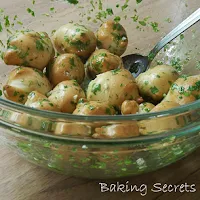 http://www.bakingsecrets.lt/2015/06/cesnakiniai-mazgeliai-garlic-knots.html