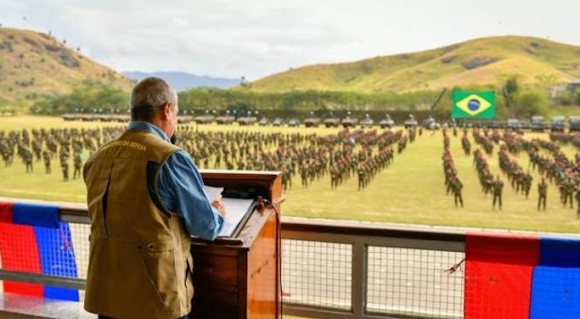 General Braga Netto visita tropas de emprego estratégico especializadas em intervenção federal