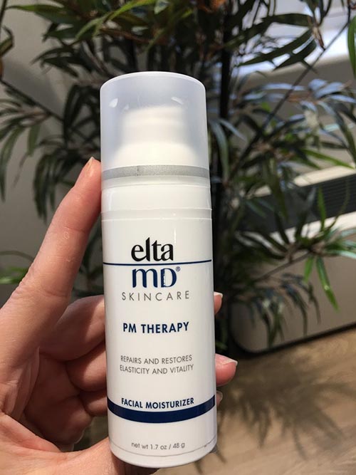 Kem dưỡng ẩm EltaMD PM chứa các thành phần tốt cho việc trị mụn, khả năng dưỡng ẩm tốt và đặc biệt ít gây tắc nghẽn lỗ chân lôn