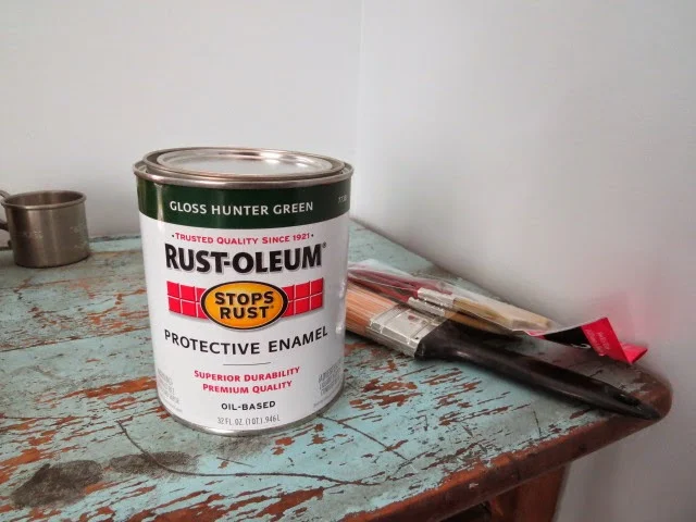 can of Rustoleum paint