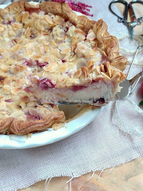 Receta de tarta de queso mascarpone con fresas y crumble de almendras. Tarta sbriciolata. Cheesecake. Postres para el día de la madre. Hojaldre Lidl Horno Cuca