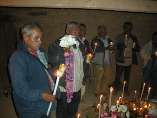 Ancianos ofreciendo la luz con las velas.