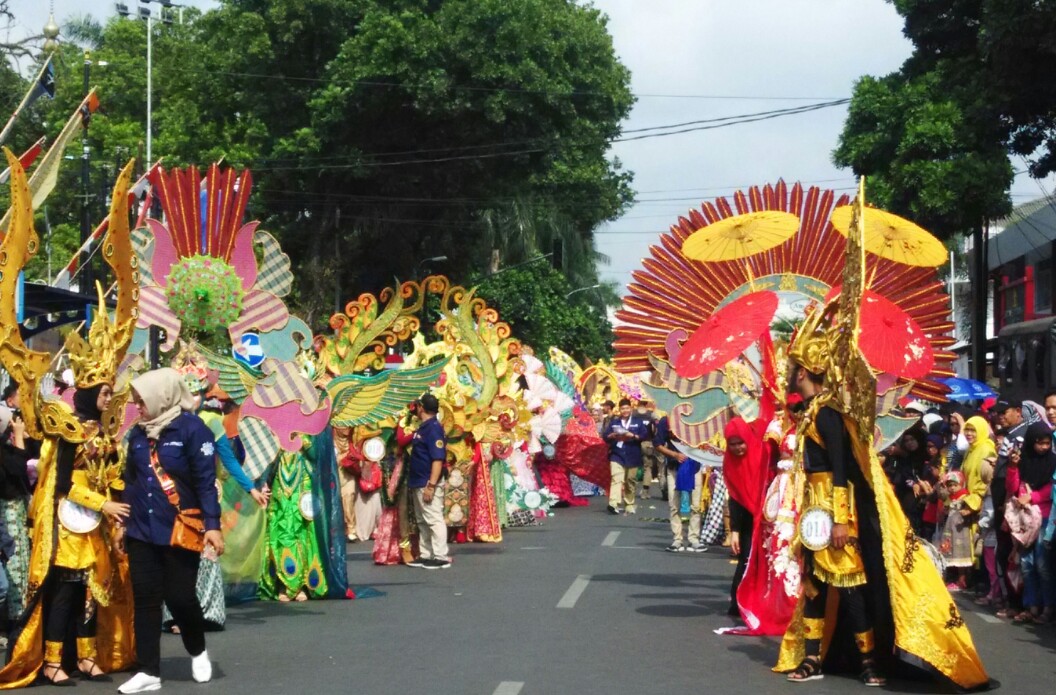 Penyelenggaraan karnaval batik di kota setiap tahun merupakan contoh upaya pembangunan masyarakat da