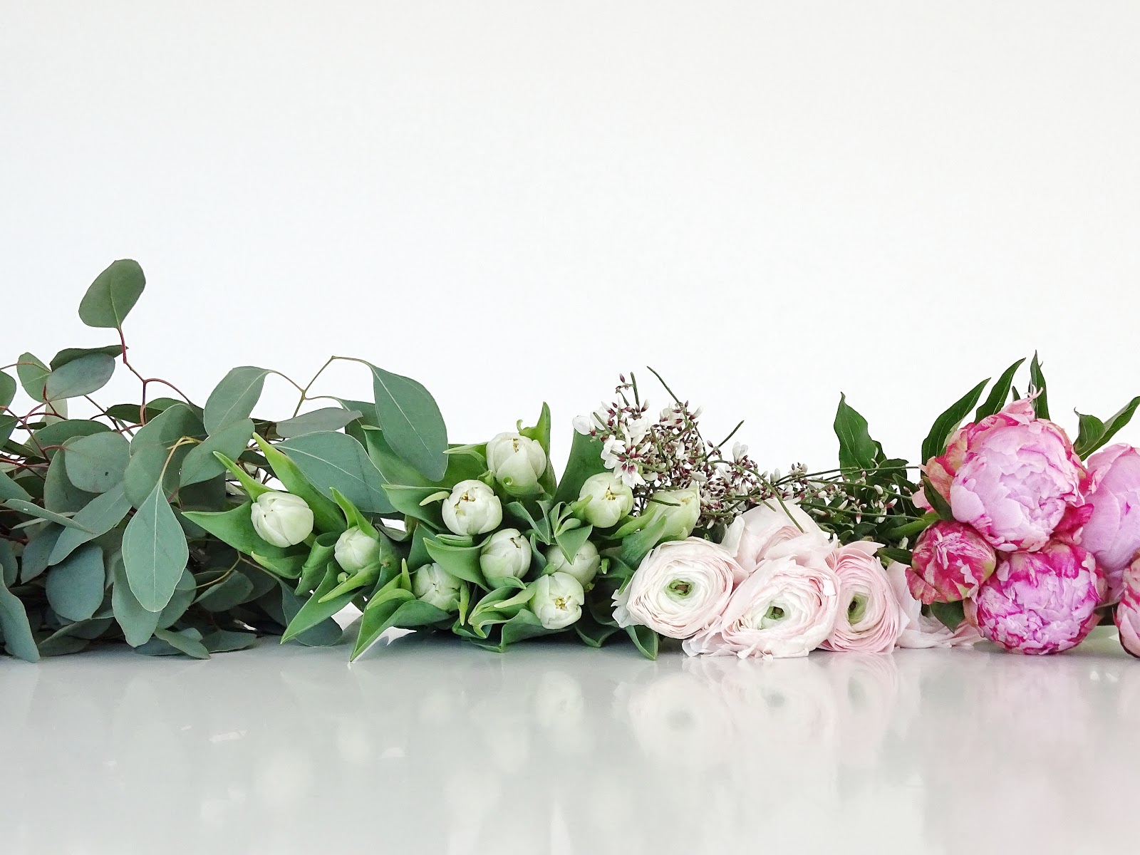 Frühlingsblumen: Ranunkeln, Pfingstrosen, Tulpen und Eukalyptus | Fotoaktion #12von12 und 1 Tag in 12 Bildern | https://mammilade.blogspot.de Frühlingsblumen: Ranunkeln, Pfingstrosen, Tulpen und Eukalyptus | Fotoaktion #12von12 und 1 Tag in 12 Bildern | https://mammilade.blogspot.de