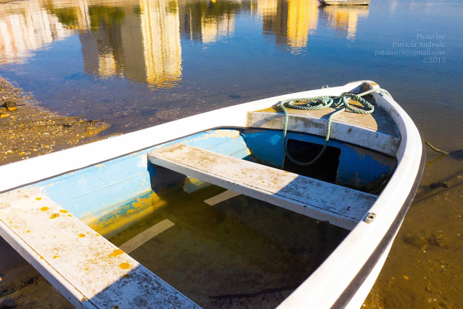 Leaking Boat Barco Inundado Through The Eye Lens