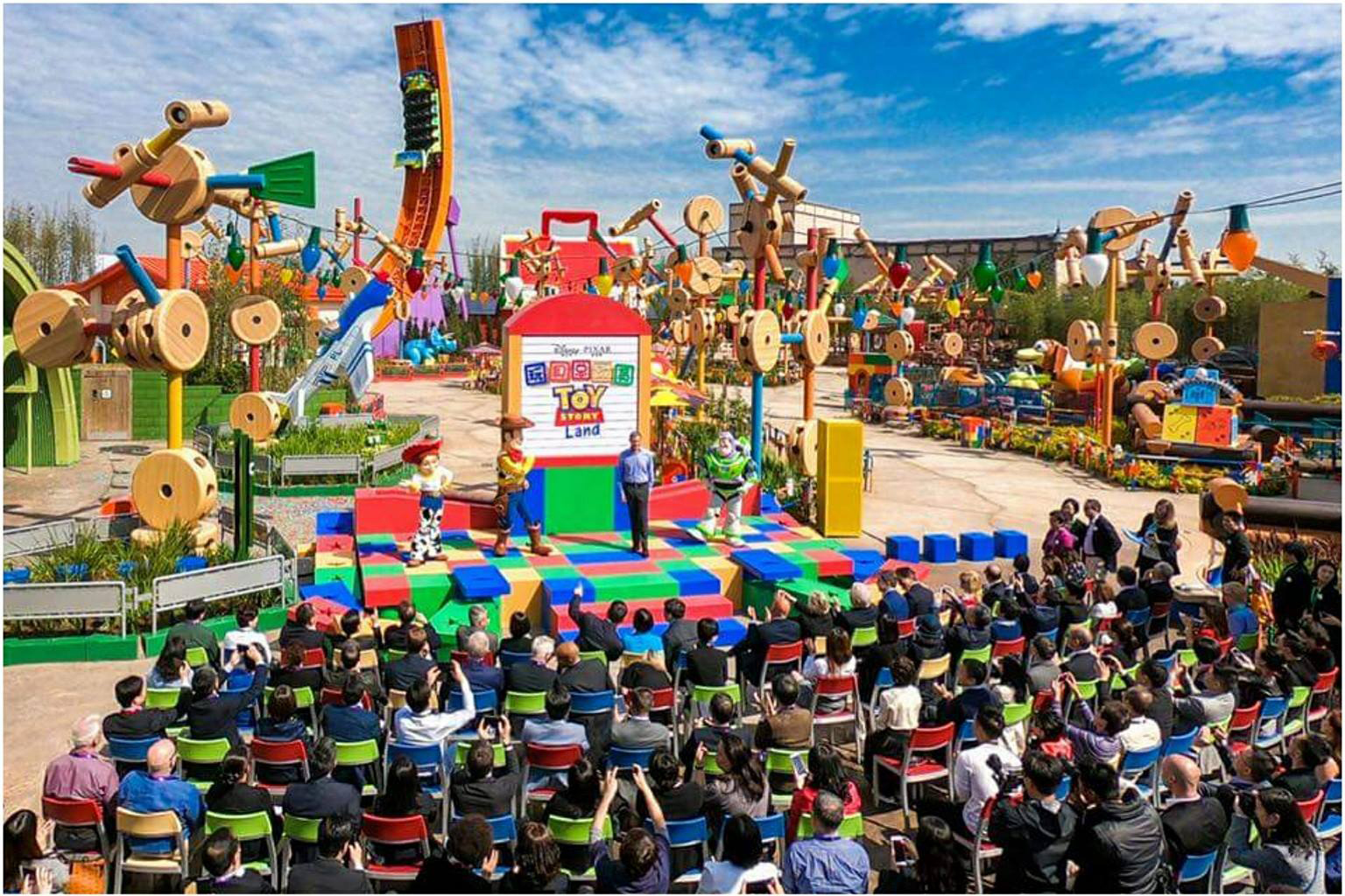 Disneyland toy story land. парк. парк. история игрушек парк развлечений. диснейленд история игрушек.