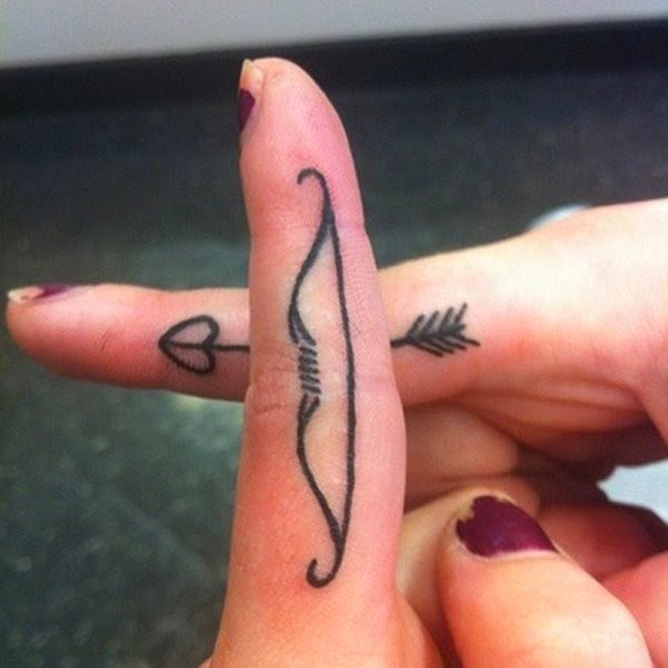 chica con los dedos tatuados 24