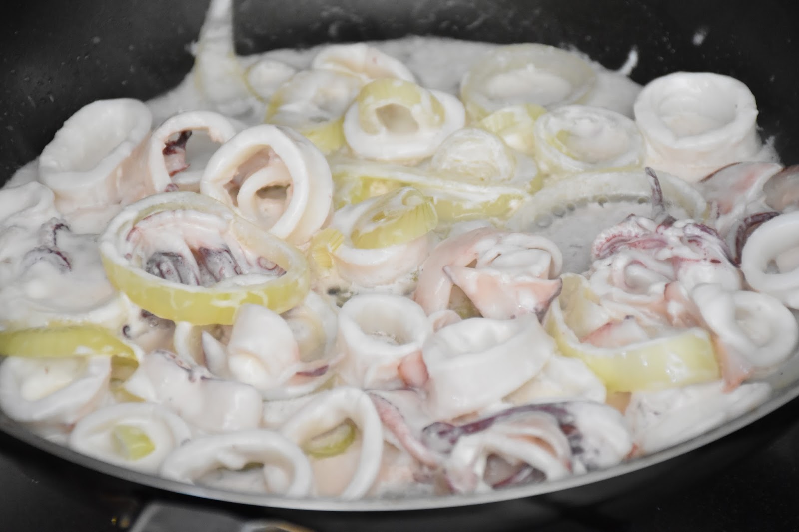 Приготовление кальмаров на сковороде с луком. Кальмары в сметанном соусе. Кальмары в сметане на сковороде. Кальмар в сметанном соусе на сковороде. Картошка с кальмарами в сметане.