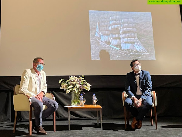 Presentado el libro `De La Palma y la mar´ El Teatro Chico completó el aforo