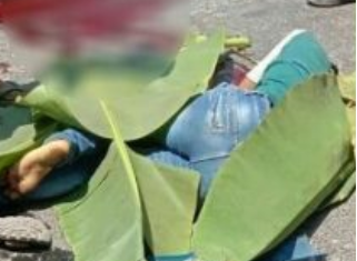 Korban lakalantas saat di lokasi kejadian. Korban lakalantas saat di lokasi kejadian.
