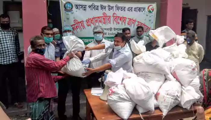 Distribution of Eid gifts of the Prime Minister at the initiative of the District Council in Palashbari পলাশবাড়ীতে জেলা পরিষদের উদ্যোগে প্রধানমন্ত্রীর ঈদ উপহার বিতরণ