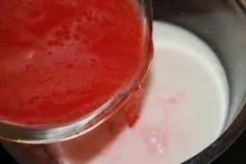 pour-rooh-afza-mixture-to-the-milk