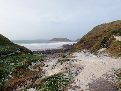 A orla de Marloes Sands Beach dominada pelas espumas no País de Gales