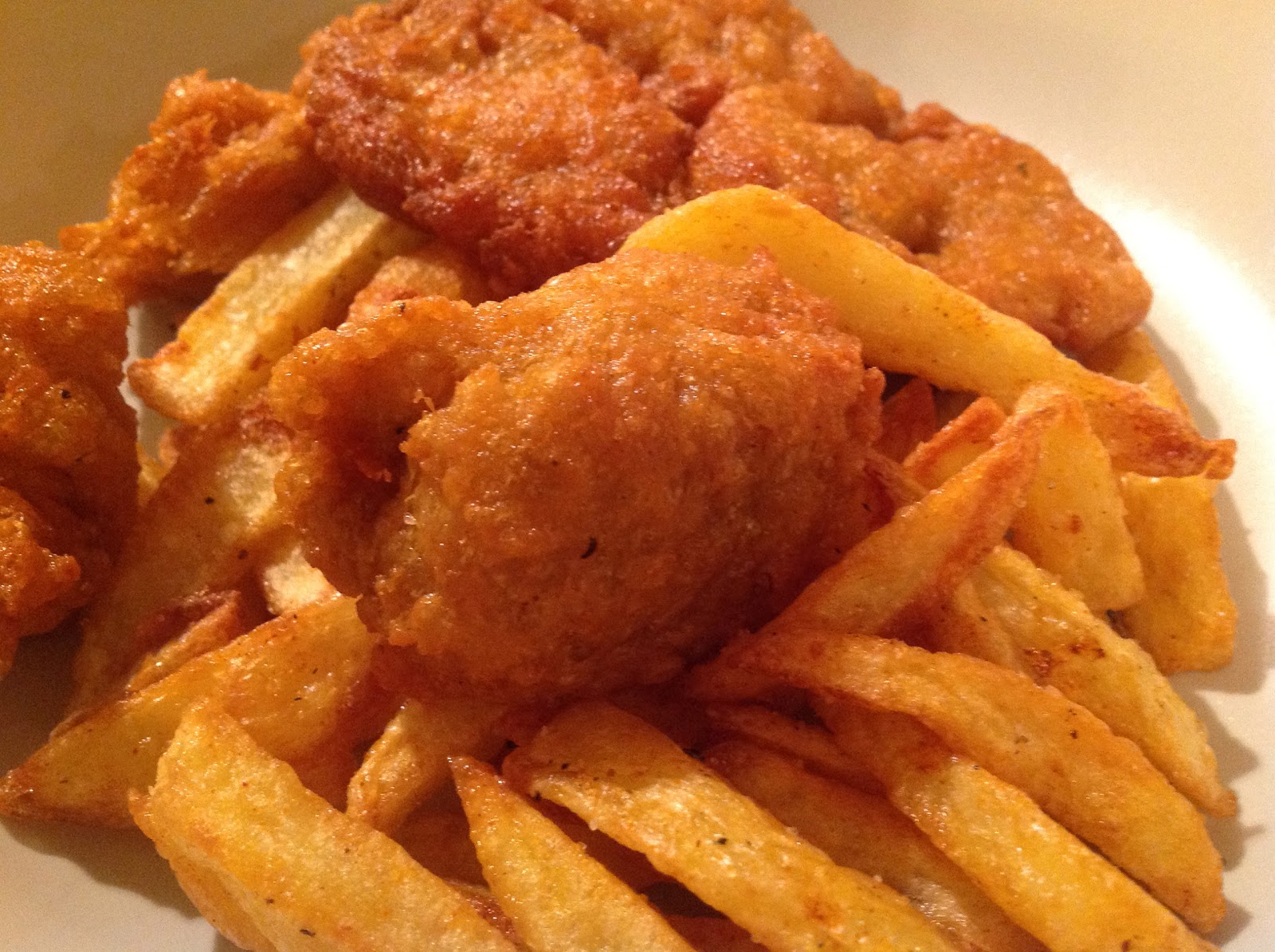 Vegan Fast Food Seitan Nuggets mit Pommes Fried Chicken