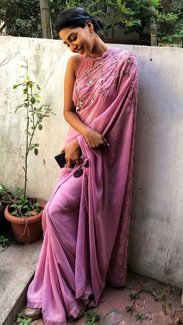 Model Aishwarya Lakshmi in Sleeveless Pink Saree 7