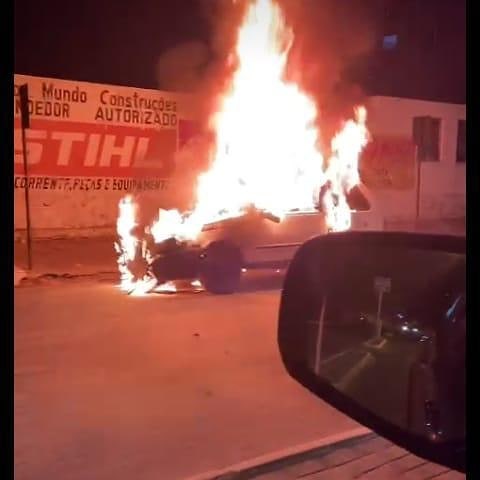 Em Carolina, veículo pega fogo em frente a um supermercado