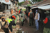 Babinsa Dan Warga Manfaatkan Gerakan Jateng Di Rumah Saja Dengan Pembersihan Pasar