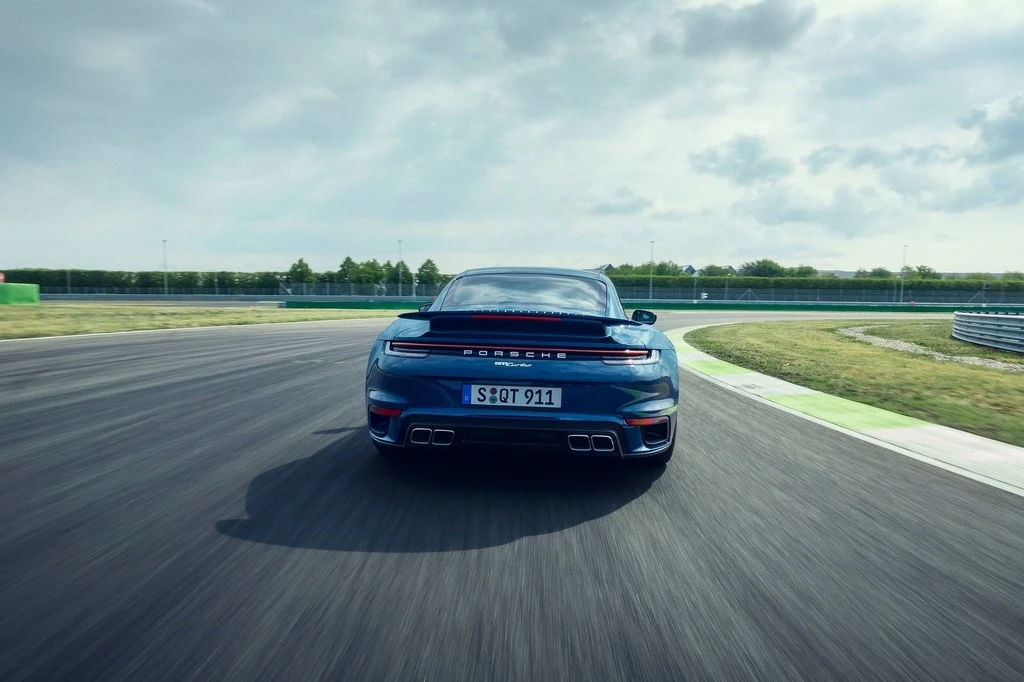 Porsche 911 Turbo 2021 tăng tốc ngang siêu xe, giá từ 170.800 USD Porsche 911 Turbo 2021 tăng tốc ngang siêu xe, giá từ 170.800 USD