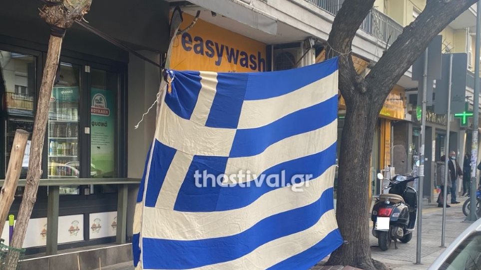 Κρέμασαν μεγάλη ελληνική σημαία απέναντι από το τουρκικό προξενείο