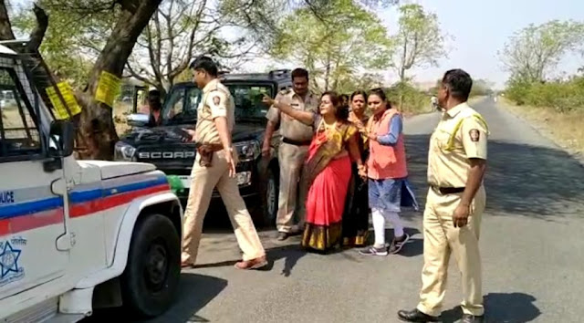तृप्ती देसाई अहमदनगर के लिए रवाना, स्मिता आष्टेकर को पोलिस ने हिरासत मे लिया 