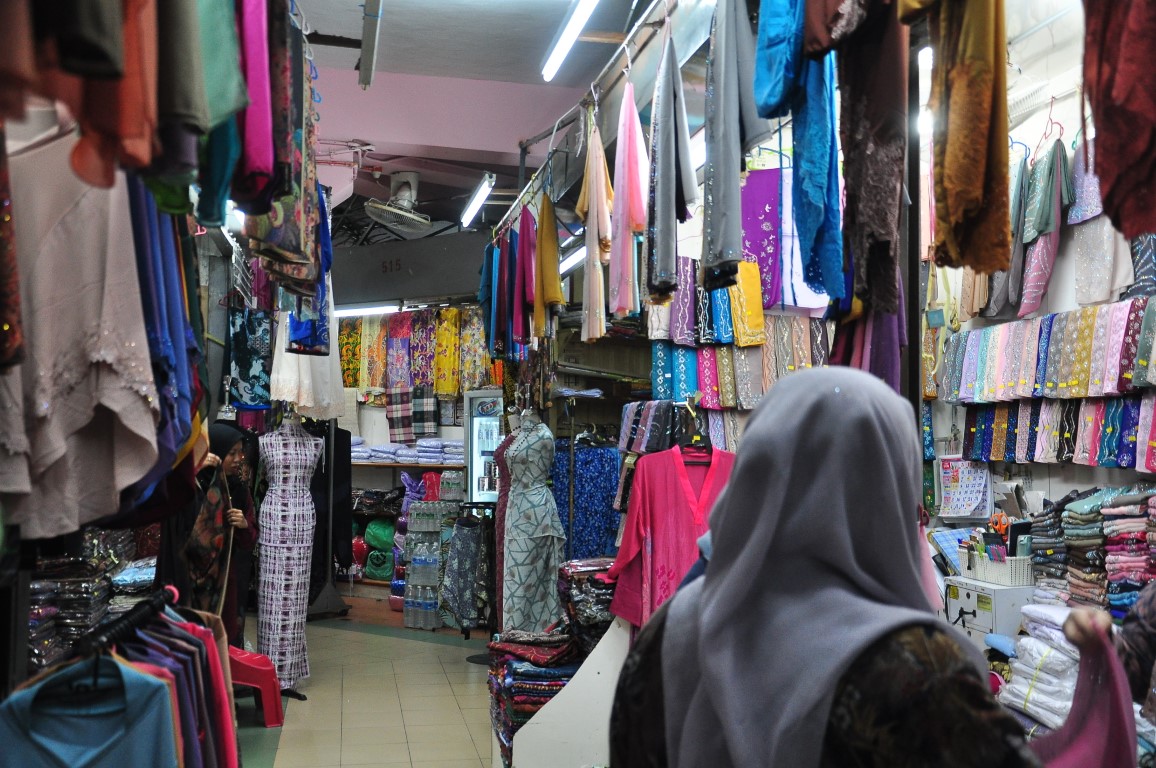 Tudung dan Kain di Pasar Siti Khadijah
