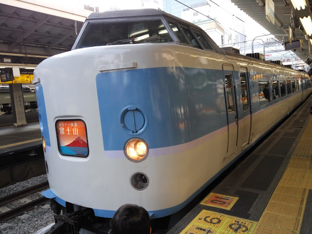 fujisan, fujiyama, kawaguchiko, backpacking, flashpacking, jepang, shinjuku station, shinjuku, fujisan train