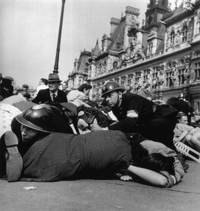 Liberation of Paris August 1944 worldwartwo.filminspector.com