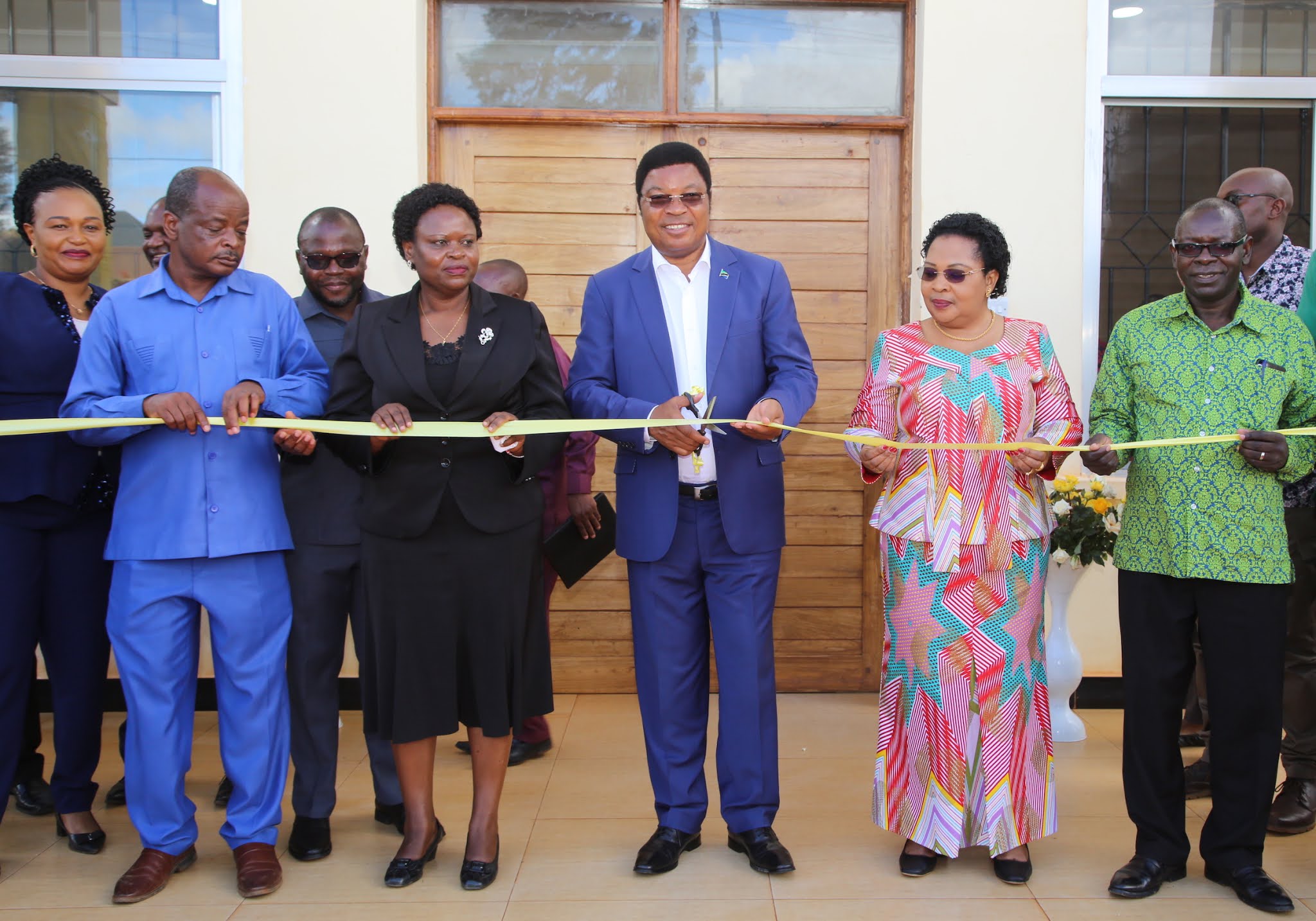 MAJALIWA AFUNGUA JENGO LA HALMASHAURI YA MJI MBINGA MKOANI RUVUMA, LEO ...