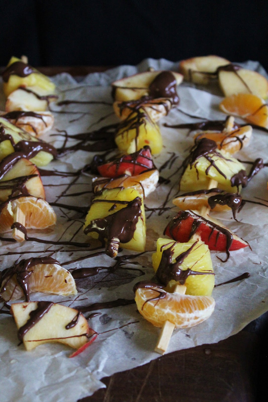 This Rawsome Vegan Life fruit kebabs with chocolate