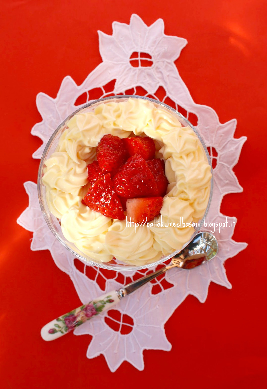 Ballakume Elbasani Tiramisu me luleshtrydhe