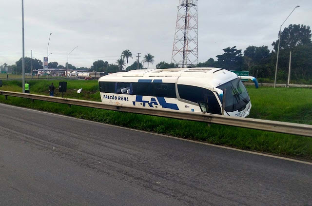 Ônibus da empresa Falcão Real se envolve em acidente em Feira de Santana