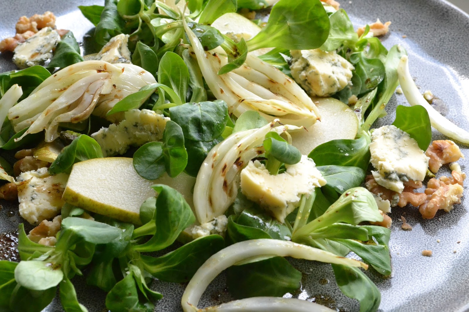 Eet lekker: salade met gegrilde venkel, peer, walnoten en stilton