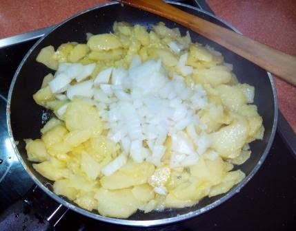 Tortilla de patatas típica española Como preparar tortilla de patatas típica España. Paso a paso. Es fácil