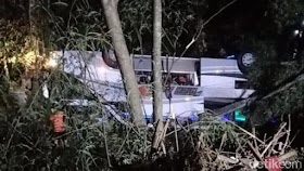 Bus Rombongan SMP Asal Subang Terperosok di Tanjakan Cae Sumedang