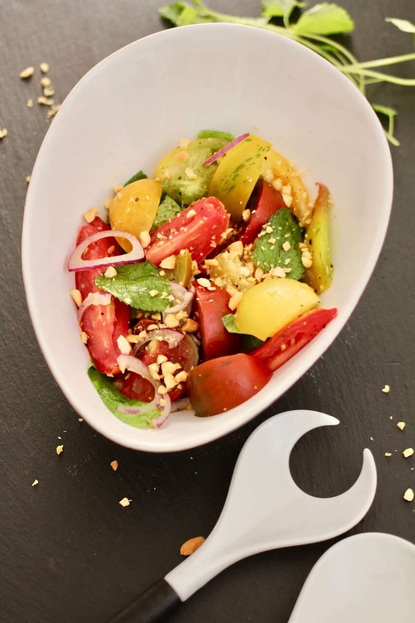 HOME OF HAPPY: TOMATENSALAT MIT ZWIEBELN, MINZE UND ERDNÜSSEN