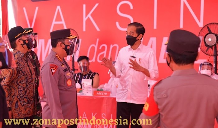 Presiden Jokowi Tinjau Vaksinasi Massal Jelang HUT Bhayangkara ke-75 