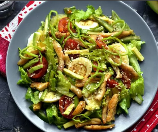 Салат из курицы и авокадо