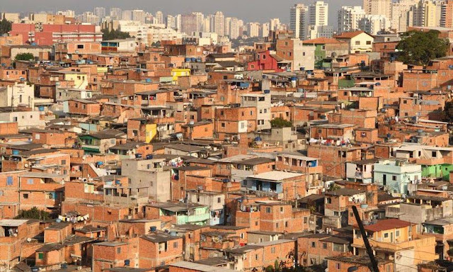 Perseguição policial e tiroteio deixam 8 mortos pisoteados em baile funk em SP