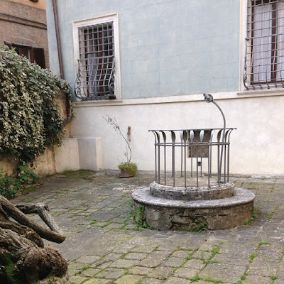 Siena: pozzo in Piazzetta Luigi Bonelli 1